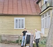 Arnoldas Lukošius bobutės verandoje su pusbroliu, bobute ir Nana 