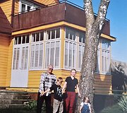 Arnoldas Lukošius su šeima prie bobutės namo Kurkliuose