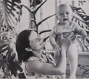 Arnoldas Lukošius vaikystėje su mama