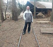 G.Knieža prie geležinkelio bėgių