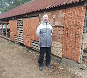 G.Knieža prie savo gamintų plytų