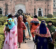Nors islamas yra visi&scaron;kai dominuojanti &scaron;alies religija, tačiau, kaip ir Pakistane, Banglade&scaron;o moterys nesilaiko konservatyvių islamo normų