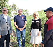 Auk&scaron;tutinės Dauguvos savivaldybės vicemeras Jānis Proms, Auk&scaron;tutinės Dauguvos savivaldybės Kultūros ir turizmo valdybos Turizmo skyriaus vadovas Rolands Gradkovskis, Zarasų rajono savivaldybės merė Nijolė Guobienė ir V&scaron;Į Zarasų turizmo ir verslo informacijos centro projektų vadovas Ramūnas Ker&scaron;ys pr