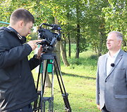 Interviu su Auk&scaron;tutinės Dauguvos savivaldybės vicemeru Jānis Proms filmuoja žurnalistai i&scaron; Latvijos