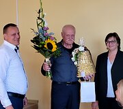 Gudelių kultūros puoselėtojai seniūnas Žydrūnas Krulikas (kairėje) ir bibliotekos vedėja Asta Urkienė (de&scaron;inėje) dar ir suvalkieti&scaron;kai vai&scaron;ingi