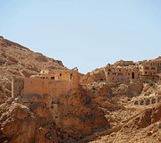 XI&ndash;XII a. Deir Mar Musa al-Habashi vienuolynas, įrengtas palei &Scaron;ilko kelią Sirijos dykumos kalno vir&scaron;ūnėje