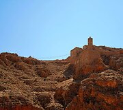 XI&ndash;XII a. Deir Mar Musa al-Habashi vienuolynas, įrengtas palei &Scaron;ilko kelią Sirijos dykumos kalno vir&scaron;ūnėje