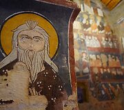 XI&ndash;XII a. Deir Mar Musa al-Habashi vienuolynas, įrengtas palei &Scaron;ilko kelią Sirijos dykumos kalno vir&scaron;ūnėje