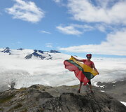 Su trispalve prie Exit Glacier ledyno