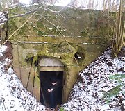 Bunkeris prie geležinkelio