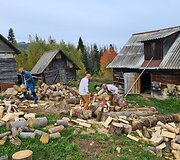 Lietuvių talka veterano sodyboje