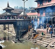 Deginami &scaron;iandien mirę žmonės, Pashupatinath, Nepalas