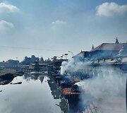 Deginami &scaron;iandien mirę žmonės, Pashupatinath, Nepalas