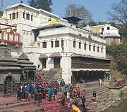 Plaunamas numirėlis, Pashupatinath, Nepalas