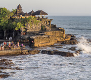Vandenyno bangų skalaujama Tanah Lot &scaron;ventykla (Balis, Indonezija)