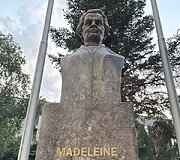 Paminklas JAV valstybės sekretorei Madelein Albright Pri&scaron;tinoje, Kosove
