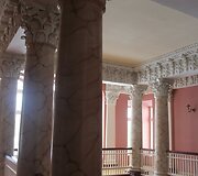 Astravo rūmų interjeras puo&scaron;nus, dekoruotas kolonomis, gipsatūromis, reljefiniais lipdiniais