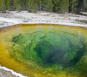 Spalvingoji &bdquo;Ryto &scaron;lovės&ldquo; vardu pavadinta versmė Jeloustouno nacionaliniame parke (Vajomingas, JAV);