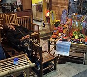 Hanojiečių namai tradici&scaron;kai įžengia į &scaron;aligatvį. Belaukiant nami&scaron;kių i&scaron; Naujųjų metų sutikimo, galima ir nusnūsti