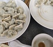 Studenti&scaron;kiems pietums visi perka koldūnus po 4 dol.