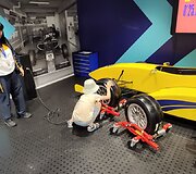 Vaikai skaičiavo, kuris greičiau pakeičia padangas