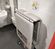 Yra ir vieta pasidėti vaikui, ir pakeisti sauskelnes suaugusiam žmogui