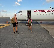 Maži lėktuvėliai sutalpina didelius ir mažus turistus