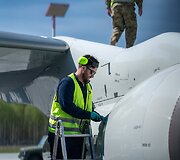 &Scaron;iauliuose nusileido NATO žvalgybiniai lėktuvai