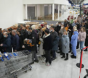 Eilės &bdquo;IKEA&ldquo; prekybos centre