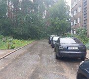 Vilniaus Lazdynų mikrorajone audra pridarė žalos: ant daugiabučio užvirto medis