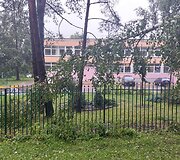 Vilniaus Lazdynų mikrorajone audra pridarė žalos: ant daugiabučio užvirto medis