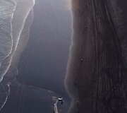 Islandijos paplūdimyje lietuvis užfiksavo bangų i&scaron;mestą nugai&scaron;usį banginį