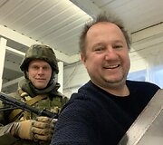 TSEKH galerijos vadovas Oleksandras Ščeluščenka su kareiviu pakuoja meno kūrinius Kyjive
