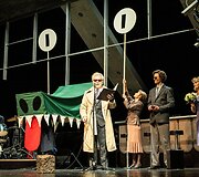 Vytautas Anužis &ndash; Uo&scaron;vis (centre). &bdquo;Jauno žmogaus memuarai&ldquo; pagal Ričardą Gavelį, rež. Eglė &Scaron;vedkauskaitė, Valstybinis jaunimo teatras, 2022