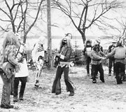 Grū&scaron;laukės Užgavėnių persirengėliai, 1974