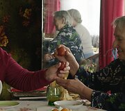 Kadras i&scaron; Giedrės Beinoriūtės filmo &bdquo;Sacrum ir profanum Pievėnuose&ldquo;