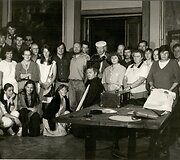 Filmo &bdquo;Vaikai i&scaron; Amerikos vie&scaron;bučio&ldquo; kūrybinė grupė, 1990. Centre &ndash; Jonas Toma&scaron;evičius. 