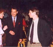 Prancūzijos ambasadorius Ph. de Suremain ir &bdquo;Kino pavasario&ldquo; sumanytojas, Prancūzijos kultūros ata&scaron;ė F.Jugeu pirmajame festivalyje 1995 m.