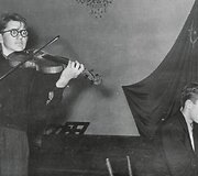 Juozo Gruodžio muzikos mokykla, mokinių koncertas. Akompanuoja Raimundas Kontrimas, puslapius varto Julius Andrejevas, 1959 m. Nuotrauka i&scaron; asmeninio archyvo