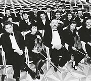 Vilniaus kamerinis orkestras, vėliau tapęs &Scaron;v. Kristoforo kameriniu orkestru &ndash; po Eduardui Balsiui skirto koncerto Meno darbuotojų rūmuose. Nuotrauka i&scaron; asmeninio archyvo