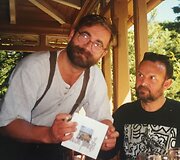 Vytautas Kernagis ir Rolandas Rastauskas &bdquo;Anapilio&ldquo; terasoje. Palanga, 1999
