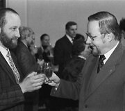 Prof. Vytautas Landsbergis sveikina su Nacionaline premija, 1991 vasario 16 d.
