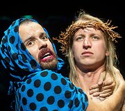Scena i&scaron; spektaklio &bdquo;Mūsų smurtas ir jūsų smurtas&ldquo; (rež. Oliveris Frljićius). Nuotr. aut. D.Matvejev