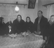 Laidotuvių giedoriai. Giedraičių apylinkės apie 1980. Brolių Černiauskų nuotr.