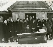 Kazimiero Klabio žmonos laidotuvės. Bar&scaron;ėnų k., Roki&scaron;kio r. 1965 m. I&scaron; Klaudijaus Driskiaus archyvo