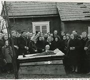 Lokcikienės laidotuvės. Bajorų k., Roki&scaron;kio r. Apie 1965 m. I&scaron; Alfredo Budrio &scaron;eimos albumo