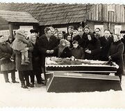 Prie&scaron; palydint Matą Mezginą į paskutiniąją kelionę. Bajorų k., Roki&scaron;kio r., 1968 m. I&scaron; Klaudijaus Driskiaus archyvo 