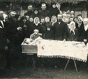 Sentikių mirusios laidotuvės. XX a. 4-as de&scaron;imtmetis. Kriaunų apylinkės, Roki&scaron;kio r. I&scaron; Klaudijaus Driskiaus archyvo