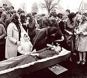 Česlovo Bagdono laidotuvės Kraujalaidžių kaime. 1984 m. Iki tarnybos sovietų armijoje pabaigos jam buvo likusi savaitė. Brolių Černiauskų nuotr.