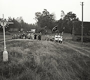 Laidotuvių procesija. Brolių Černiauskų nuotrauka. Bingelių kaime 1988 m. Brolių Černiauskų nuotr.